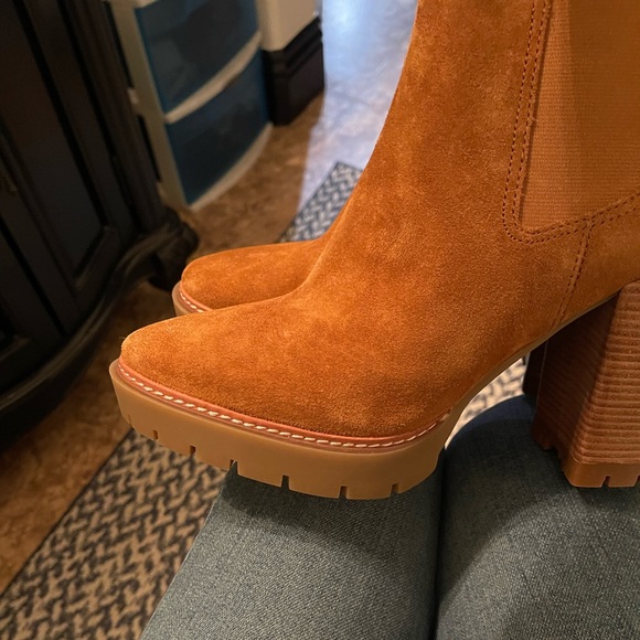 Tory Burch‼️‼️CARSON LUG SOLE ANKLE BOOT - Picture 2 of 7